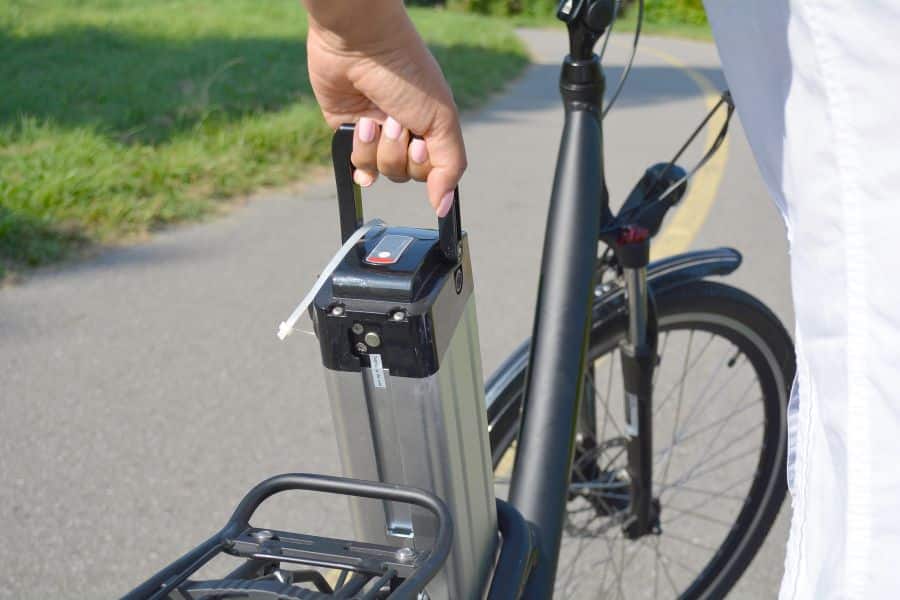 retirer la batterie éléctrique d'un vélo à l'aide d'une clé