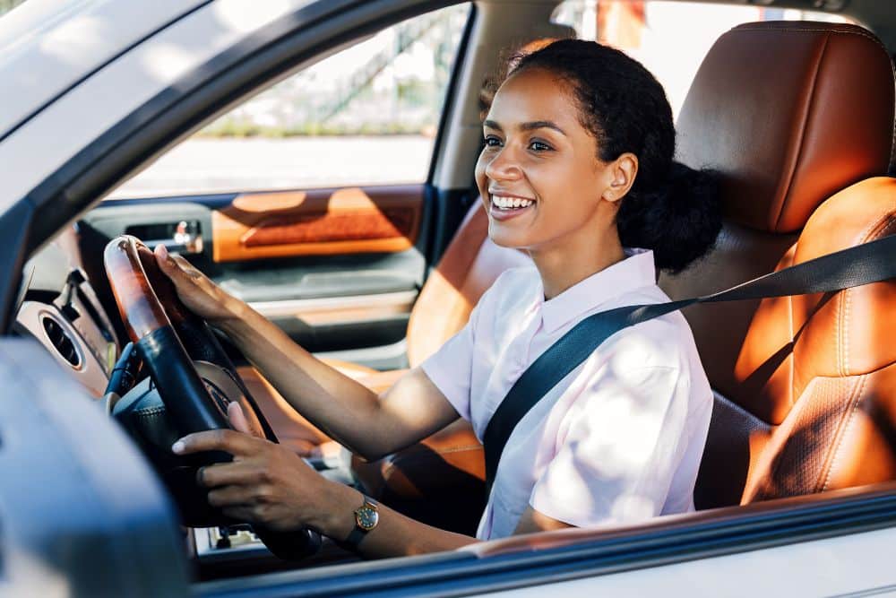 conductrice de voiture ecologique