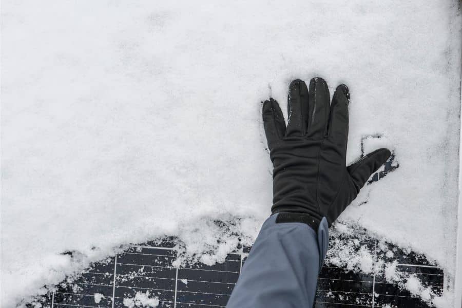 panneaux solaire sous la neige