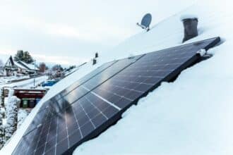 panneaux solaires dans la neige